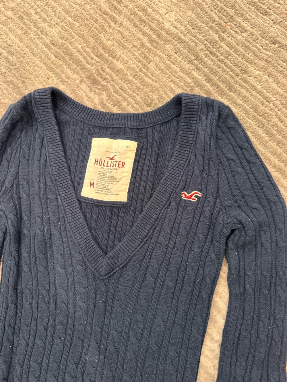 Vintage Hollister Women's Navy Cable Knit V-Neck Sweater - Picture 3 of 9